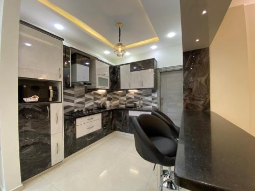 ZAHA Vacation Home 3 - Elegant & Spacious 2 br family apt Shahrah e Faisal - image 2