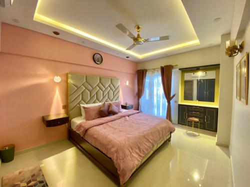 ZAHA Vacation Home 3 - Elegant & Spacious 2 br family apt Shahrah e Faisal - image 11