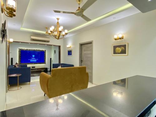 ZAHA Vacation Home 3 - Elegant & Spacious 2 br family apt Shahrah e Faisal - image 8