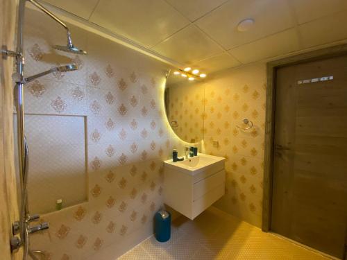 ZAHA Vacation Home 3 - Elegant & Spacious 2 br family apt Shahrah e Faisal - image 8