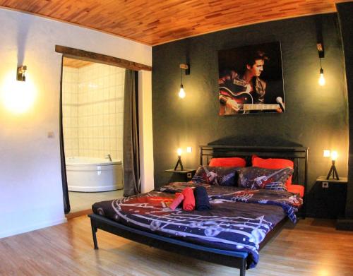 1 queen bed, 1 twin bed