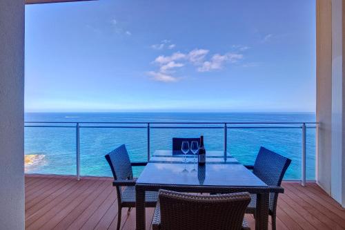 Luxurious Apt with Ocean Views and Pool in Tigne Point, Sliema