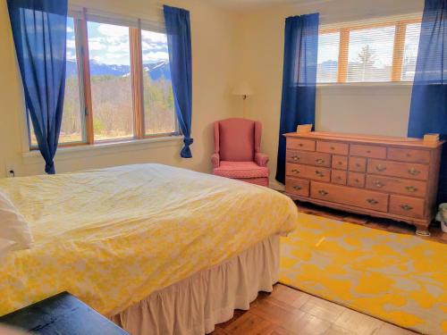 3L Cabin in picturesque Sugar Hill, breathtaking views, minutes from White Mountains attractions