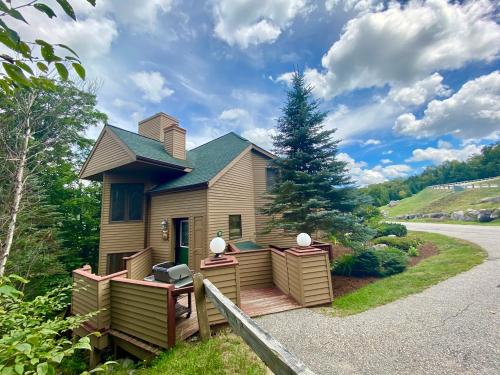 C4 Beautiful, homey slopeside townhouse for your family getaway in the heart of the White Mountains! image