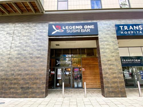 Luxury Hub Apartment with Balcony, Smart TV and Free Parking by Yoko Property
