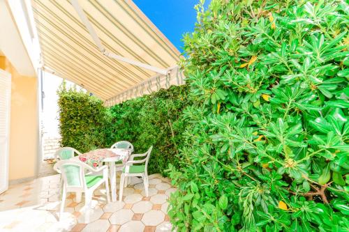  Apartments Mery in Novalja