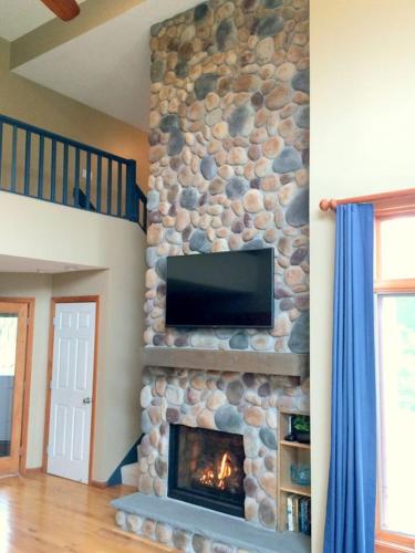 C1 Top Rated Ski-In Ski-Out Townhome Great views fireplaces fast wifi AC Short walk to slopes