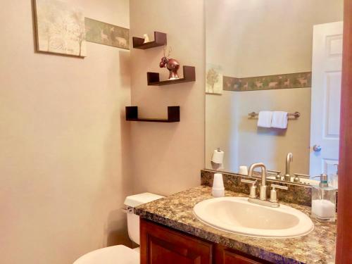 C1 Top Rated Ski-In Ski-Out Townhome Great views fireplaces fast wifi AC! Short walk to slopes - image 11