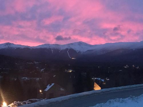 C2 Luxurious townhome stunning views AC stone fireplace beautiful kitchen STEPS TO SKI TRAIL - image 4