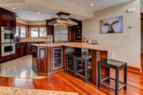 C2 Luxurious townhome stunning views AC stone fireplace beautiful kitchen STEPS TO SKI TRAIL - image 3
