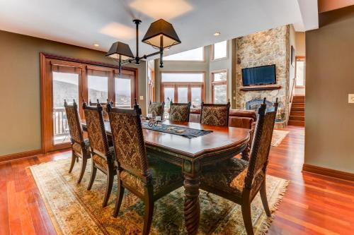 C2 Luxurious townhome stunning views AC stone fireplace beautiful kitchen STEPS TO SKI TRAIL - image 4
