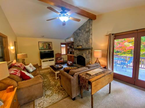 O1 Slopeside Bretton Woods cottage with AC, large patio and private yard! Walk to slopes! - Accommodation - Carroll