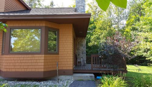 O1 Slopeside Bretton Woods cottage with AC large patio and private yard! Walk to slopes! - image 5