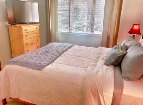 G2 Sunny and homey Fairway Village Townhome right on the Omni Mount Washington Hotel golf course - image 7