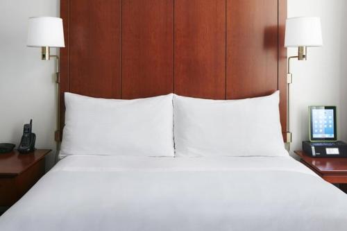 a bed with a white comforter and pillows, Club Quarters Hotel in Boston in Boston (MA)