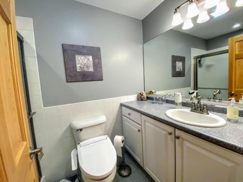 O6 Newly renovated with high class upgrades! Great ski access boot warmer ski rack yard AC! - image 6