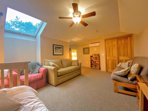 O6 Newly renovated with high class upgrades! Great ski access boot warmer ski rack yard AC! - image 3