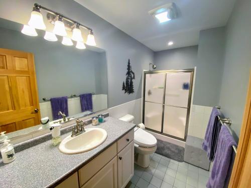 O6 Newly renovated with high class upgrades! Great ski access boot warmer ski rack yard AC! - image 8