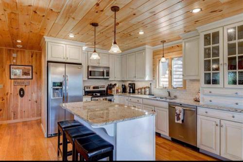 Létesítmények, OE Beautiful modern log home on 17 acres private views fire pit Ping Pong AC in Whitefield