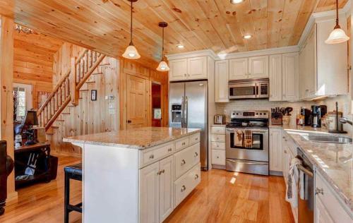 Létesítmények, OE Beautiful modern log home on 17 acres private views fire pit Ping Pong AC in Whitefield