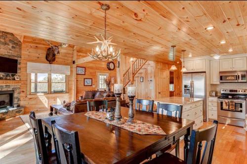 Létesítmények, OE Beautiful modern log home on 17 acres private views fire pit Ping Pong AC in Whitefield
