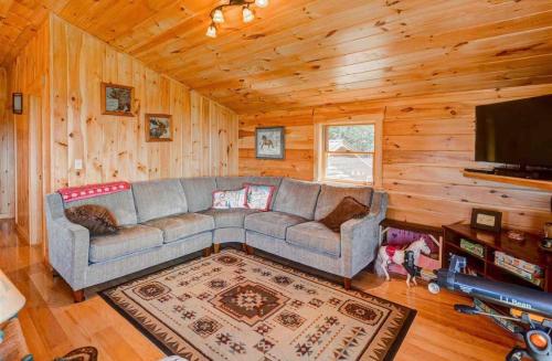OE Beautiful modern log home on 17 acres private views fire pit Ping Pong AC in Whitefield (NH)