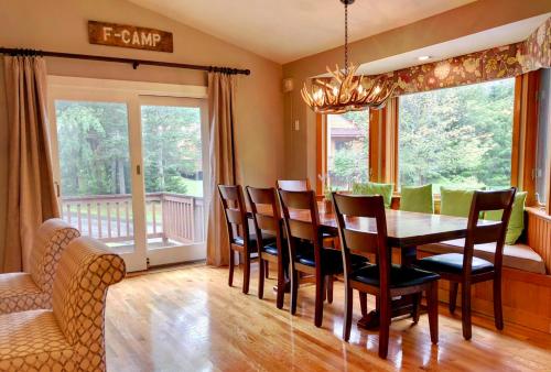O7 Slopeside Bretton Woods Resort cottage with upscale stylings cozy decor tons of space! - image 2