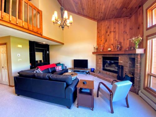 W1 Cozy and comfortable Bretton Woods condo with ski slope views fireplace