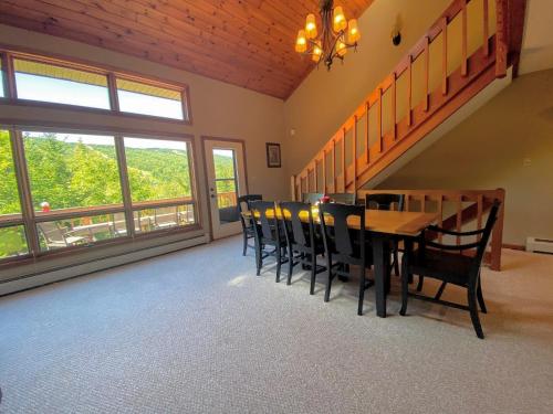 W1 Cozy and comfortable Bretton Woods condo with ski slope views fireplace