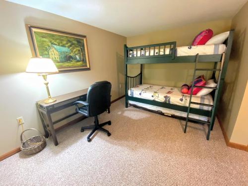 W1 Cozy and comfortable Bretton Woods condo with ski slope views fireplace