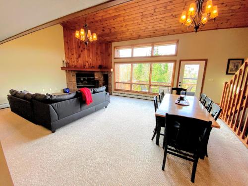 W1 Cozy and comfortable Bretton Woods condo with ski slope views fireplace