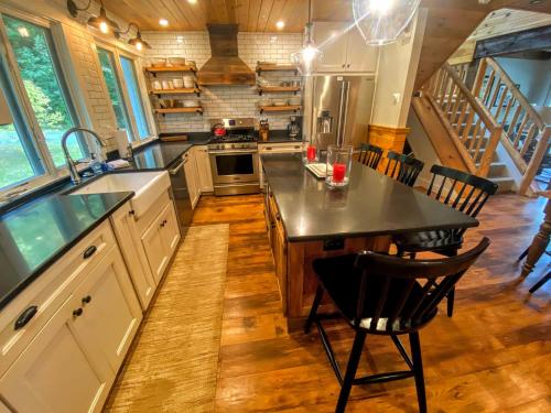 R6 Upscale rustic Bretton Woods condo in unbeatable SKI-IN SKI-OUT location Fireplace fast WiFi - main image