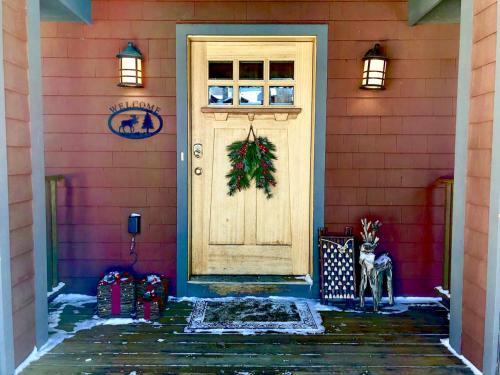 P5 Ski-in Ski-out rare find Presidential View single family with garage pool table ping pong thumb 3