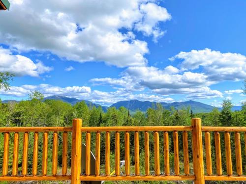 UV Log home with direct Cannon Mountain views Minutes to attractions Fireplace Pool Table AC