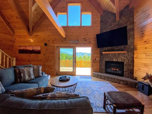 UV Log home with direct Cannon Mountain views Minutes to attractions Fireplace Pool Table AC