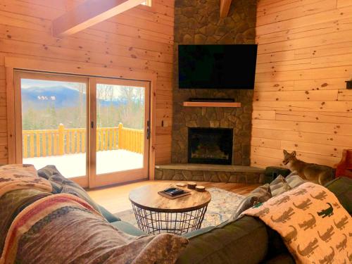 UV Log home with direct Cannon Mountain views Minutes to attractions Fireplace Pool Table AC