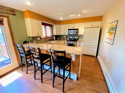 W8 Mount Washington Place Townhome great slope views fireplace large deck yard and ping pong thumb 4