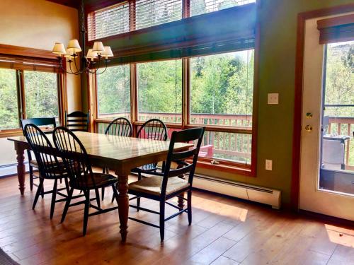 W8 Mount Washington Place Townhome great slope views fireplace large deck yard and ping pong detail