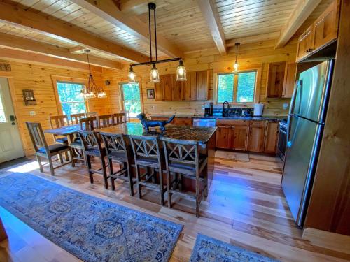 UV Log home with direct Cannon Mountain views Minutes to attractions Fireplace Pool Table AC