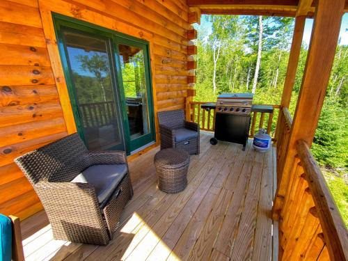 UV Log home with direct Cannon Mountain views Minutes to attractions Fireplace Pool Table AC