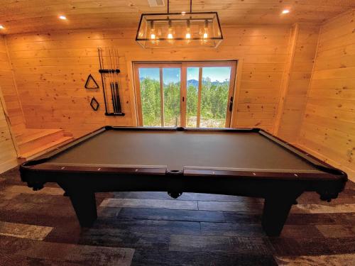 UV Log home with direct Cannon Mountain views Minutes to attractions Fireplace Pool Table AC