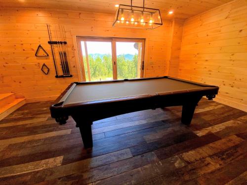 UV Log home with direct Cannon Mountain views Minutes to attractions Fireplace Pool Table AC