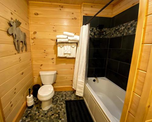 UV Log home with direct Cannon Mountain views Minutes to attractions Fireplace Pool Table AC