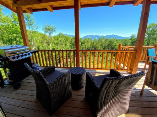 UV Log home with direct Cannon Mountain views Minutes to attractions Fireplace Pool Table AC