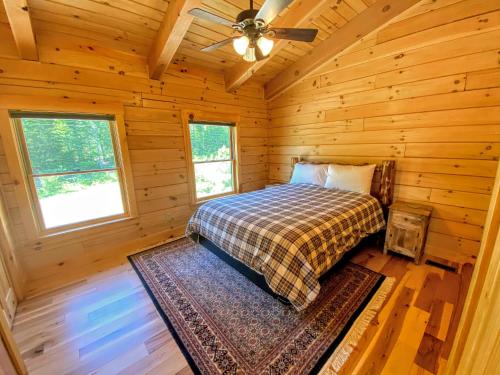 UV Log home with direct Cannon Mountain views Minutes to attractions Fireplace Pool Table AC