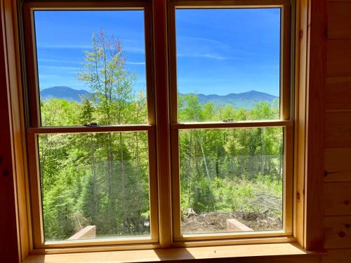 UV Log home with direct Cannon Mountain views Minutes to attractions Fireplace Pool Table AC