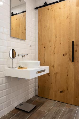 Roots Hotel - image 11