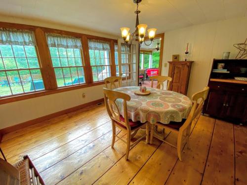 GC Adorable home 20 minutes from CannonFranconia Notch Fire Pit wifi laundry Pet friendly