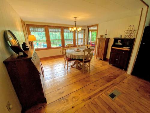 GC Adorable home 20 minutes from CannonFranconia Notch Fire Pit wifi laundry Pet friendly