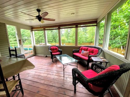 GC Adorable home 20 minutes from CannonFranconia Notch Fire Pit wifi laundry Pet friendly
